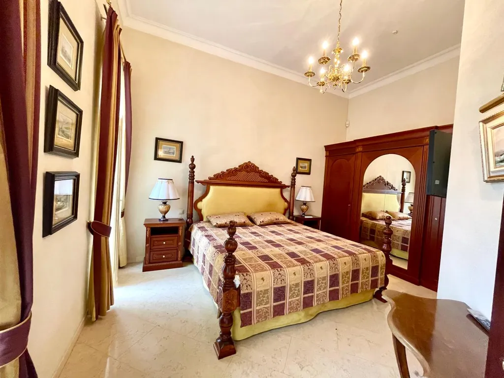 Шикарный люкс - итальянский натуральный мрамор и красное дерево