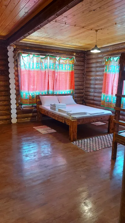 Сруб большой возле большого бассейна