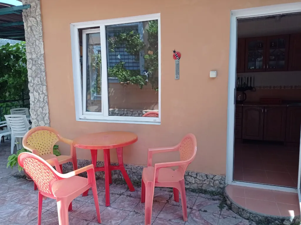 Двухкомнатный домик в частном домовладении