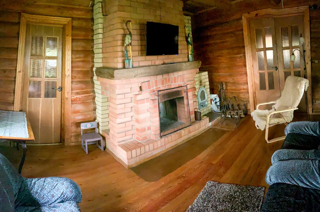 Дом в лесу на озере Селява