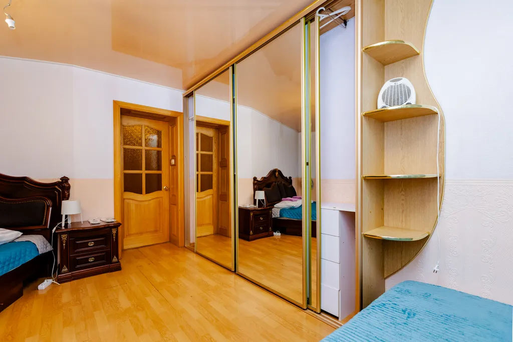 Жилая комната в 3-комнатной квартире с общим санузлом и кухней