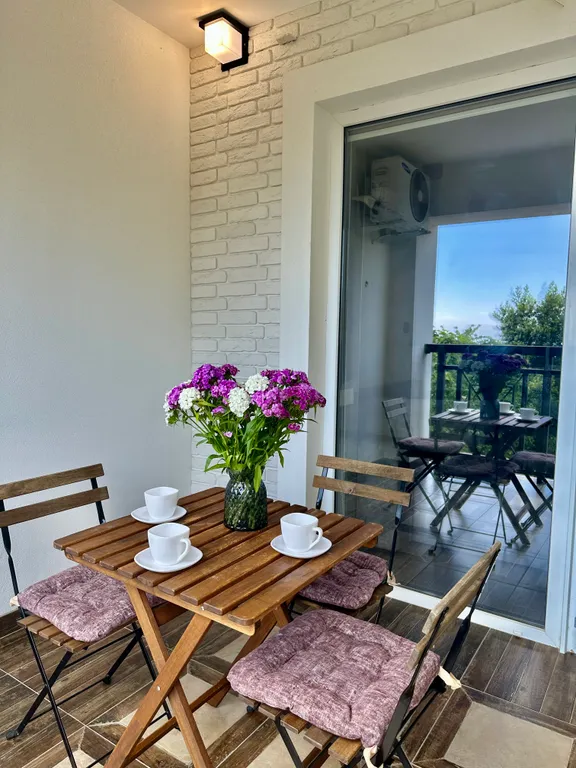 Студия с видом на море диваном и балконом