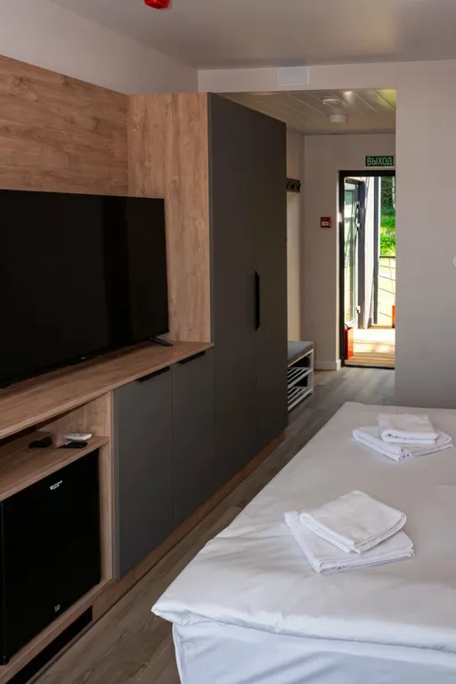 Номер с видом на тихое лесное озеро, лес и гору