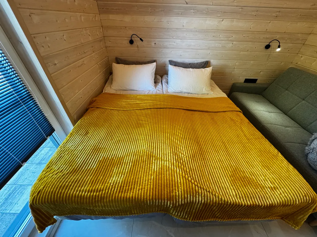 Дом на берегу озера и моря