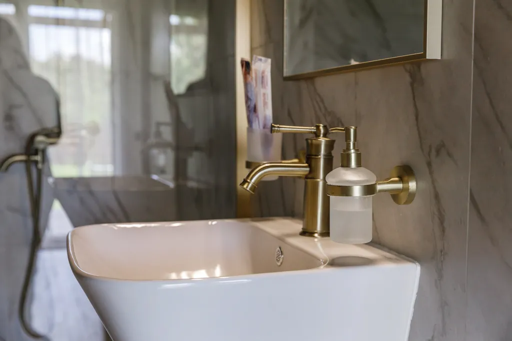 Коттедж в лесу у пруда