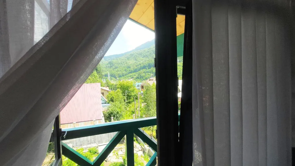 Уютная студия, два балкона, ванна, вид на горы, центр, все для отдыха