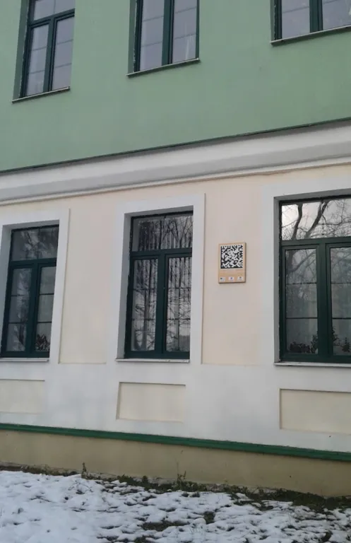 Рядом с ж/д вокзалом и  королевской усадьбой Станиславово.