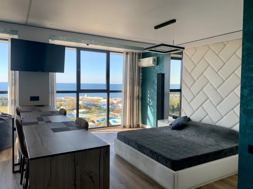 Элитная квартира с панорамным окнами витражами с видом на море