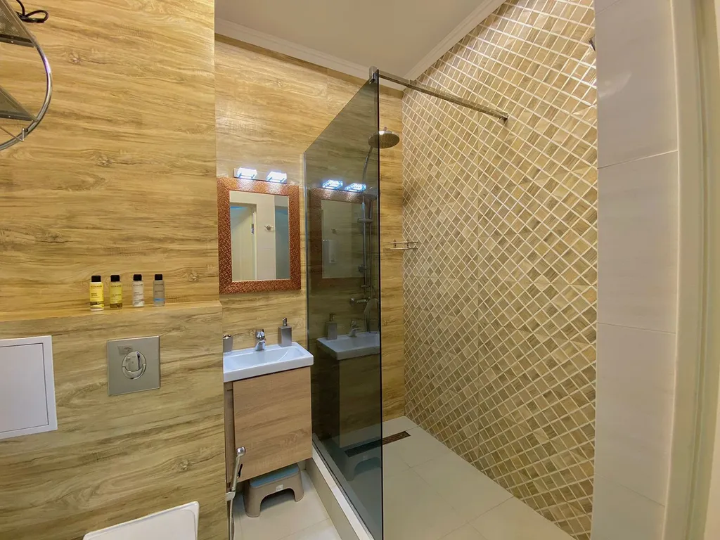 Светлые апарты с собственной террасой у самого моря