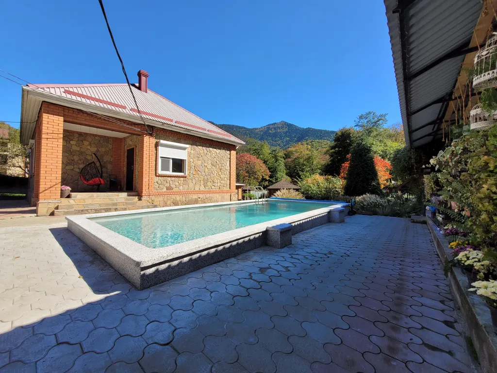 Коттедж в горном районе и на берегу реки