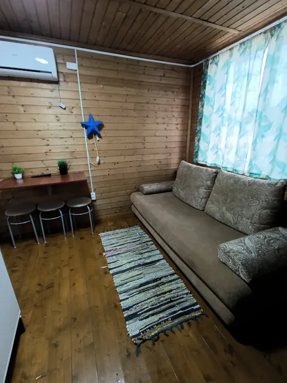 Домик на берегу пруда для трёх человек