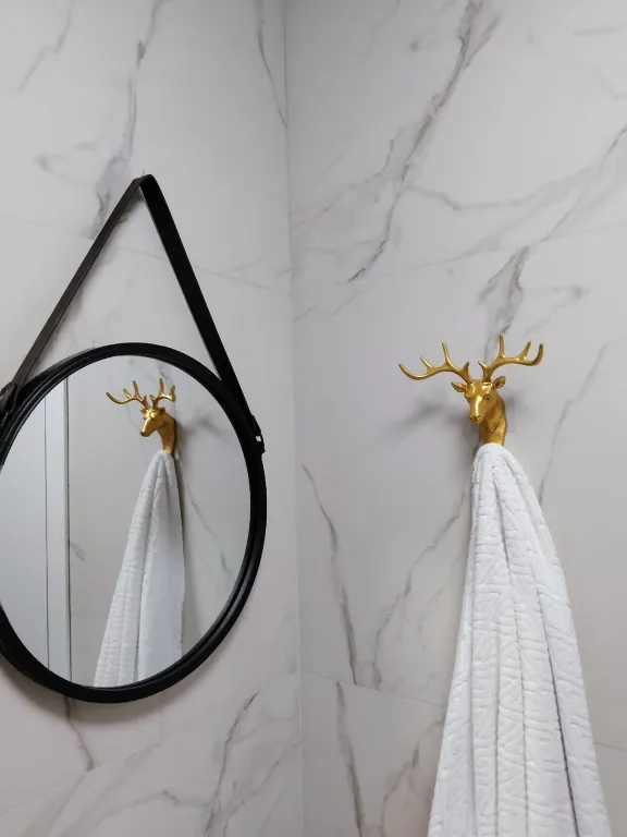 Дом у Катуни среди гор и многолетних сосен