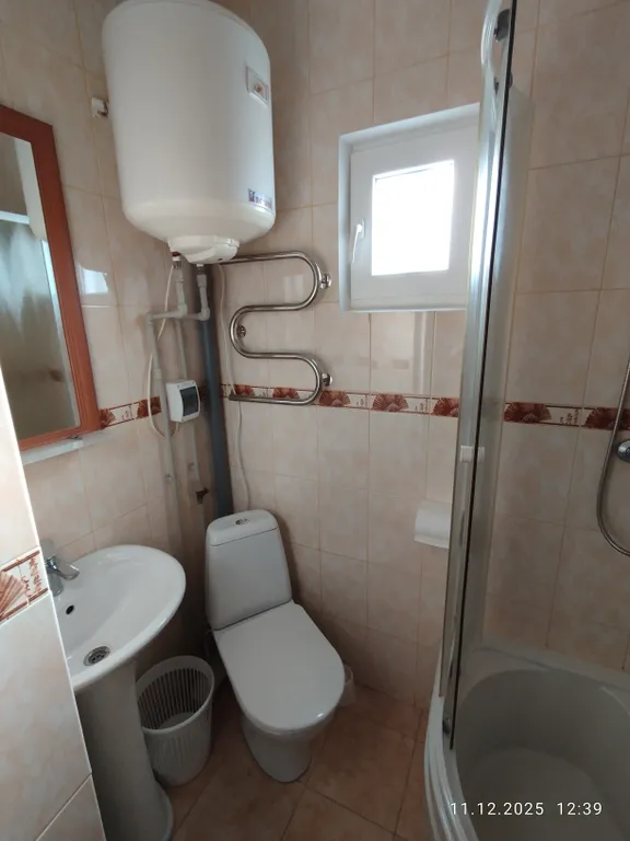 Уютная комната с кухней и беседкой  в частном доме