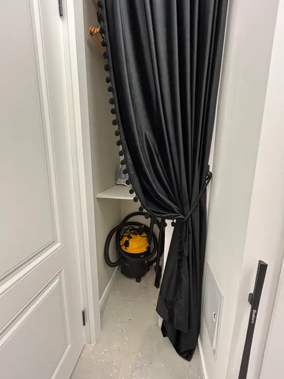 Студия с видом на город