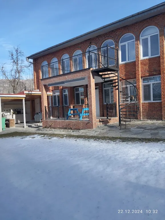 Вилла с садом и видом на горы