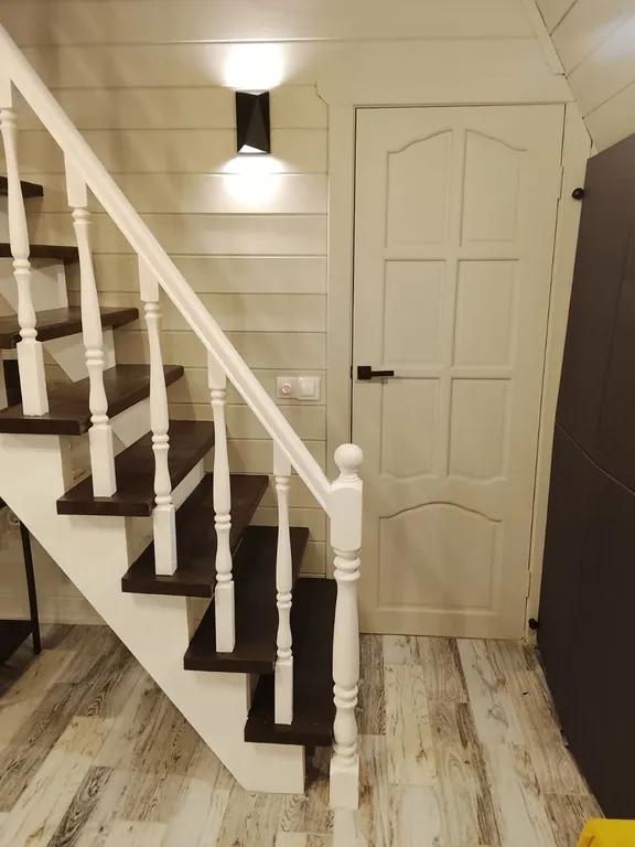 Большой дом А-Фрейм среди молодого елового леса