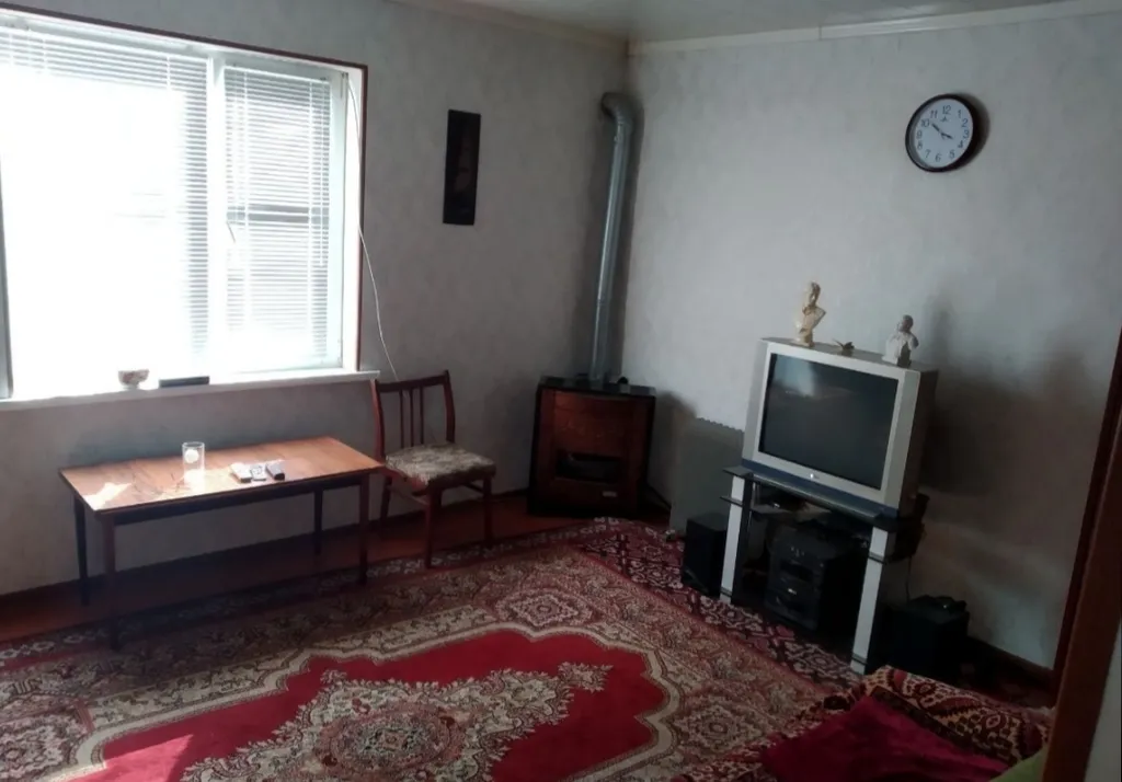 Двухэтажная дача с бассейном