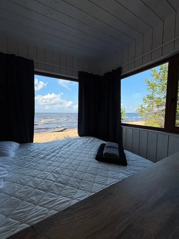 Домик на двоих на берегу Ладоги