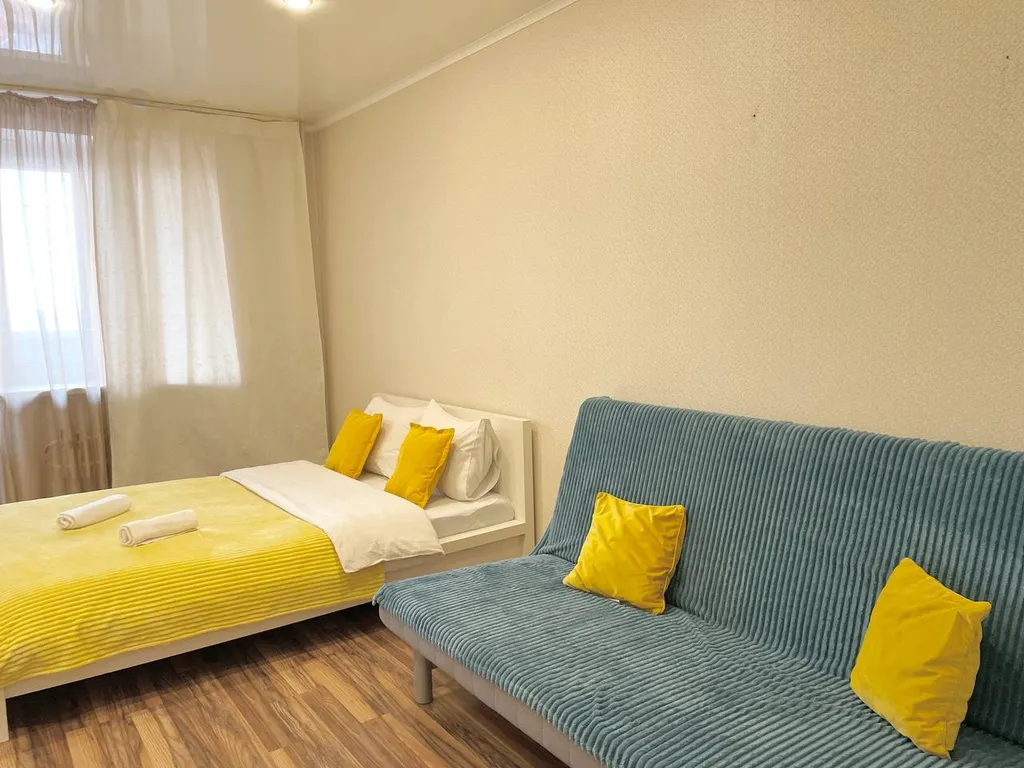 Отличная квартира с большой кроватью и диваном