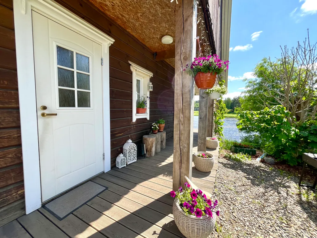 Благоустроенный дом у реки