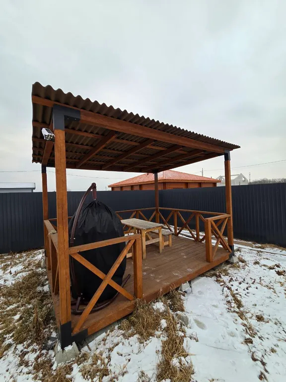 Просторный дом с собственной территорией и настоящим камином