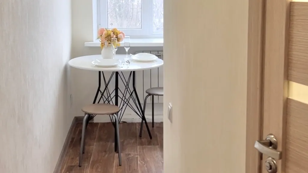 Проживание возле бювета и городского озера с видом из окна на гору