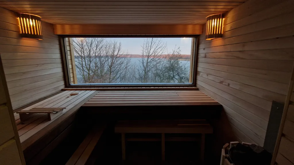 Коттедж Маврикий с сауной и видом на озеро