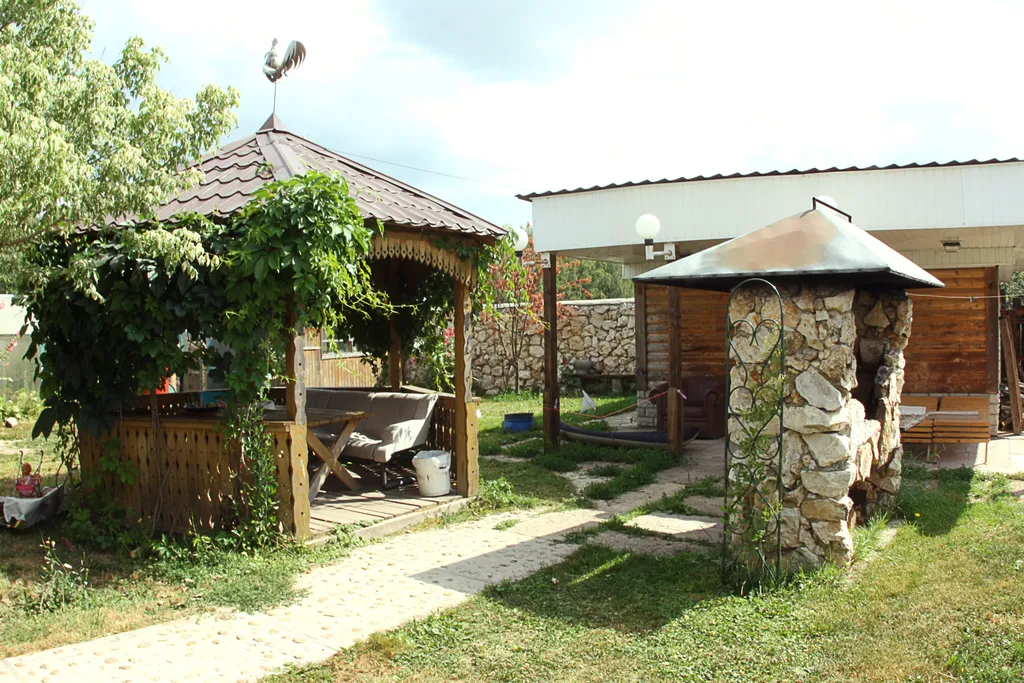 Дом в деревне с баней и камином