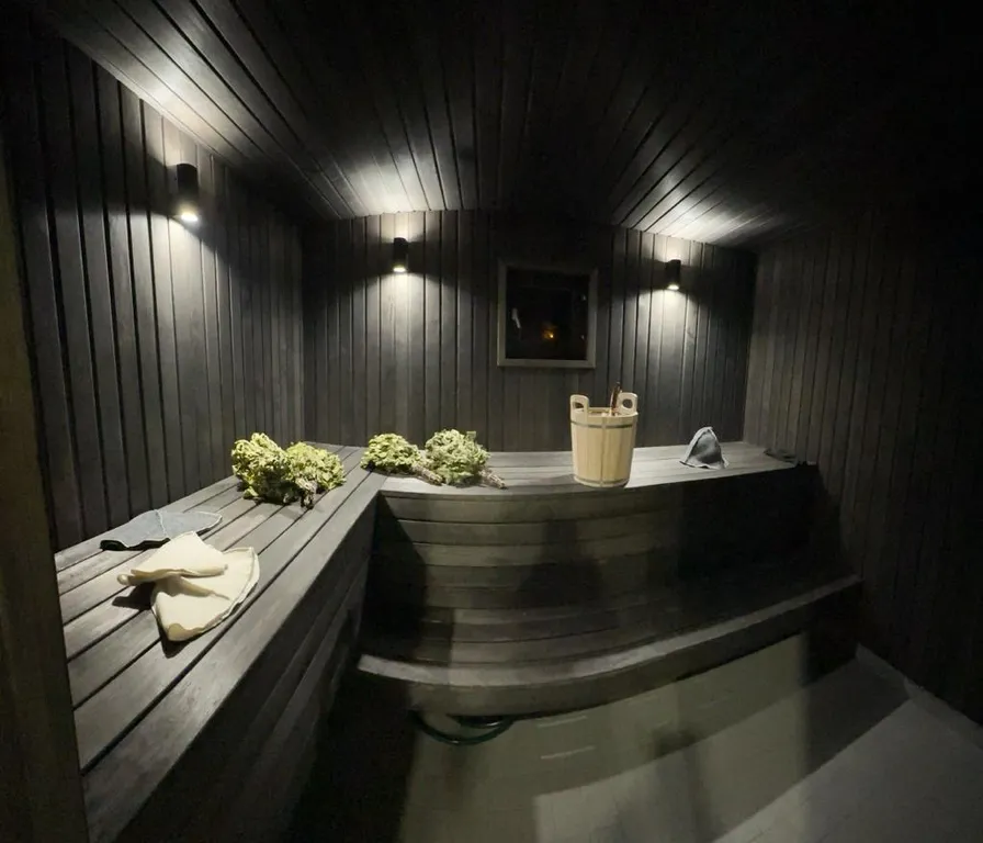 Уютный дом с баней и бассейном на берегу реки Волхов