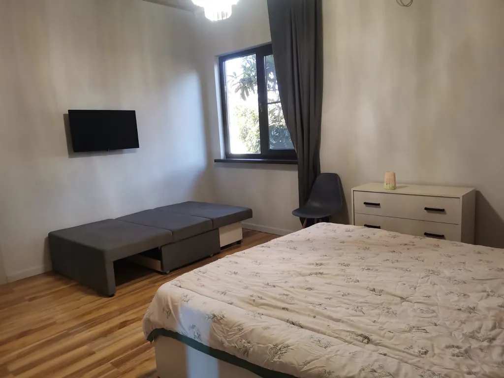 Дом под ключ с зелёной лужайкой и плодовыми насаждениями