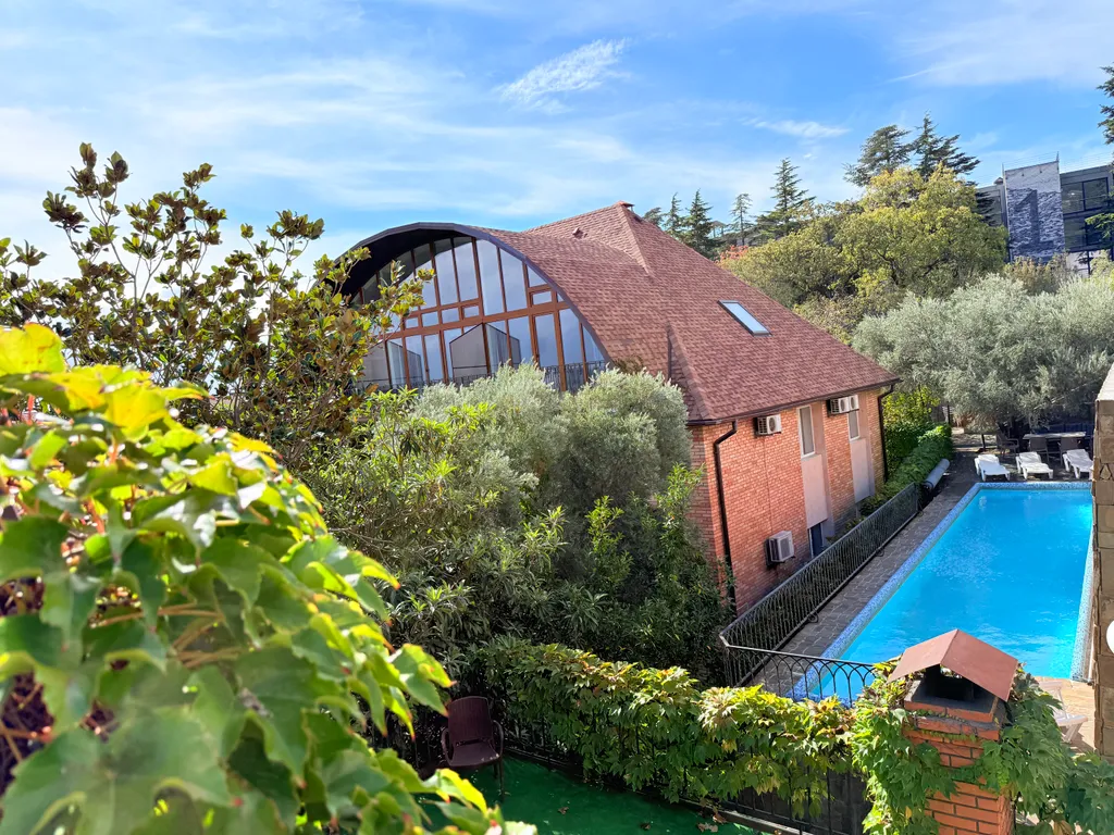 Солнце Ялты у моря с теплым бассейном