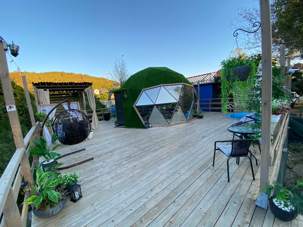 Уютная сфера на побережье