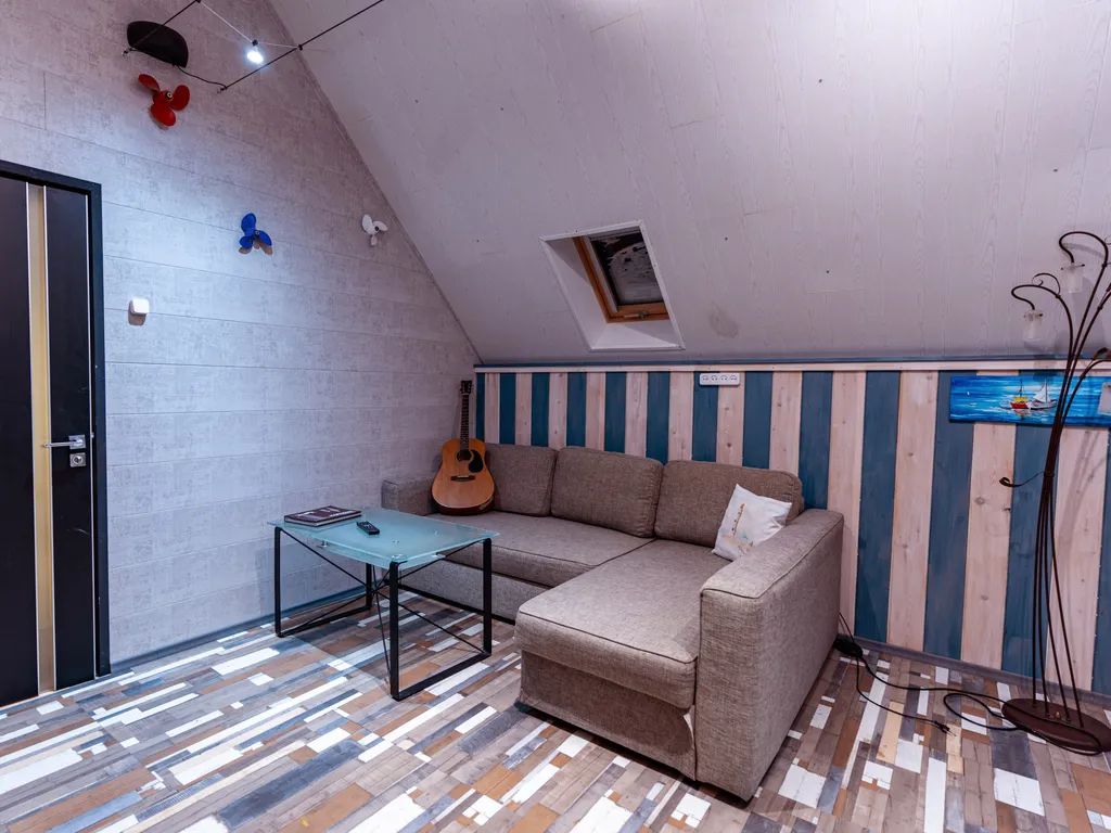 Современный дом с уличной подогреваемой купелью и сауной