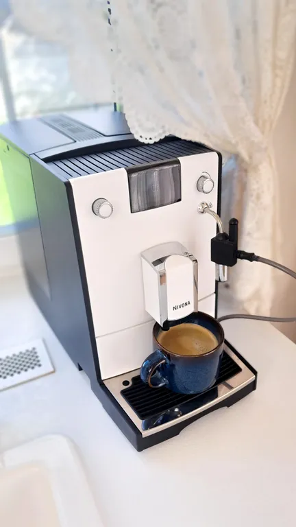 Белый дом на тихой улочке