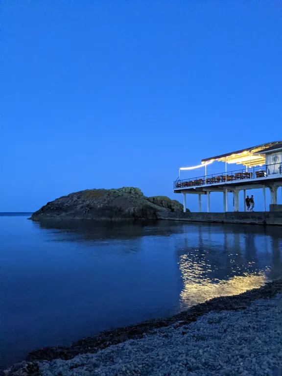 Уютная комната с балконом у моря