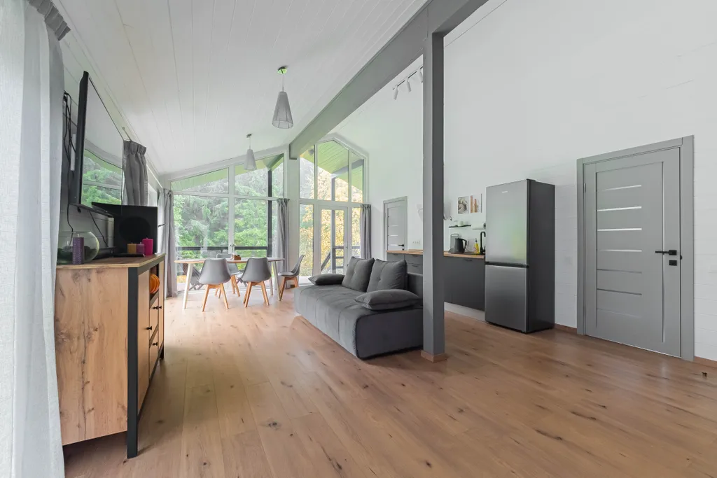 Барн с панорамными окнами с видом на дикий лес