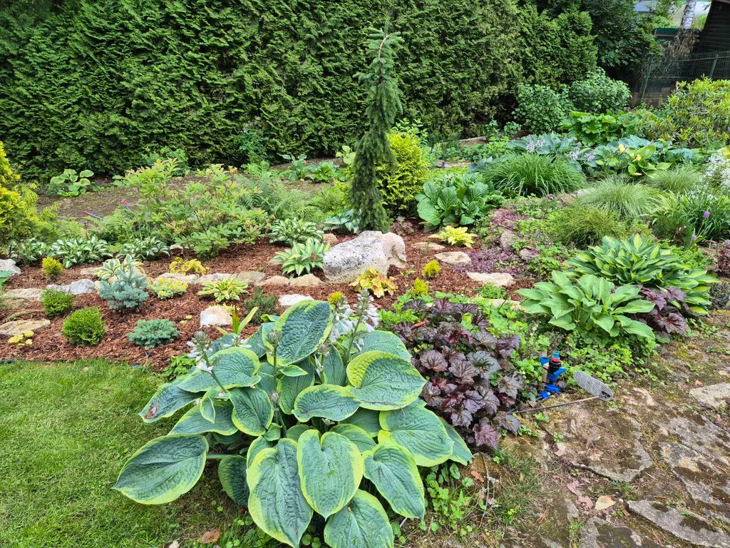 Двухэтажный загородный дом рядом с озером