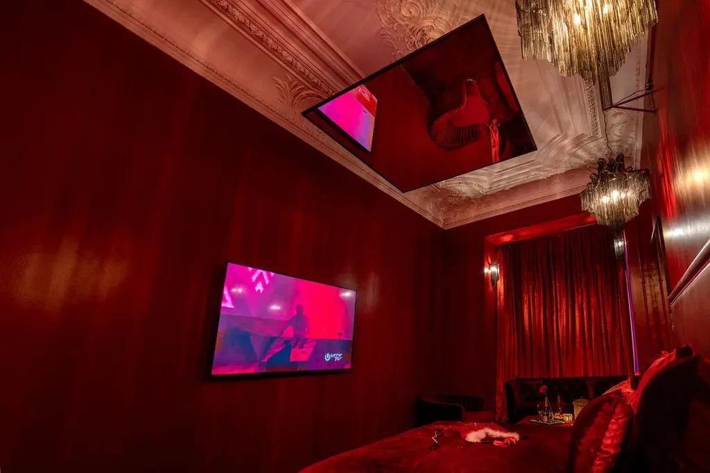 Квартира Red mirror room красная комната для взрослых с зеркалами на потолке — Санкт-Петербург