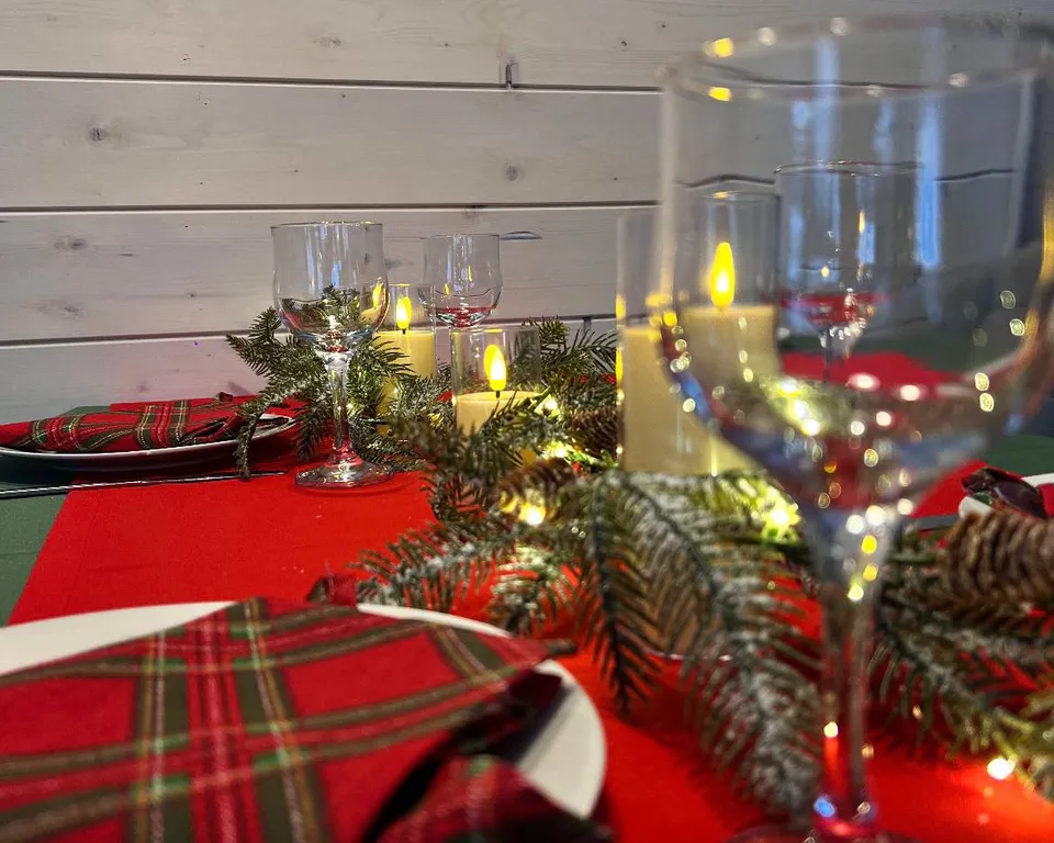 Коттедж Зеркальный дом у детской площадки до 6 человек, с собственной баней — Семеновское