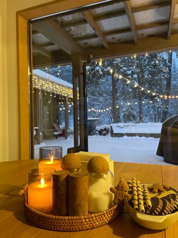 Уютный дом в тишине хвойного леса