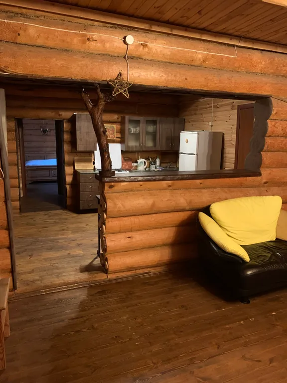 Усадьба Медвежий угол в лесу на берегу озера