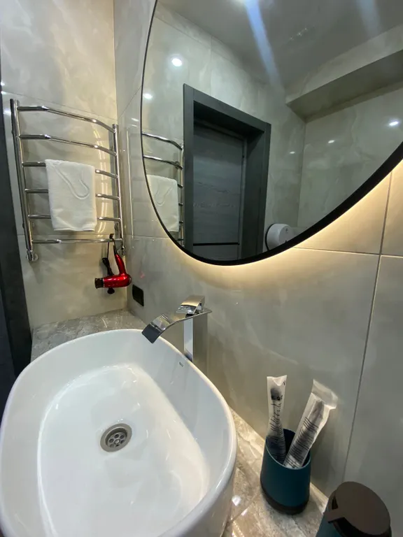 Номер люкс с большой двухспальной кроватью