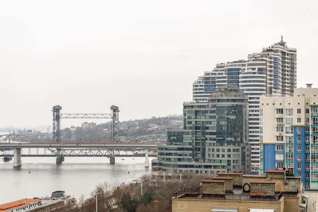 Видовая квартира на набережной с витражными окнами