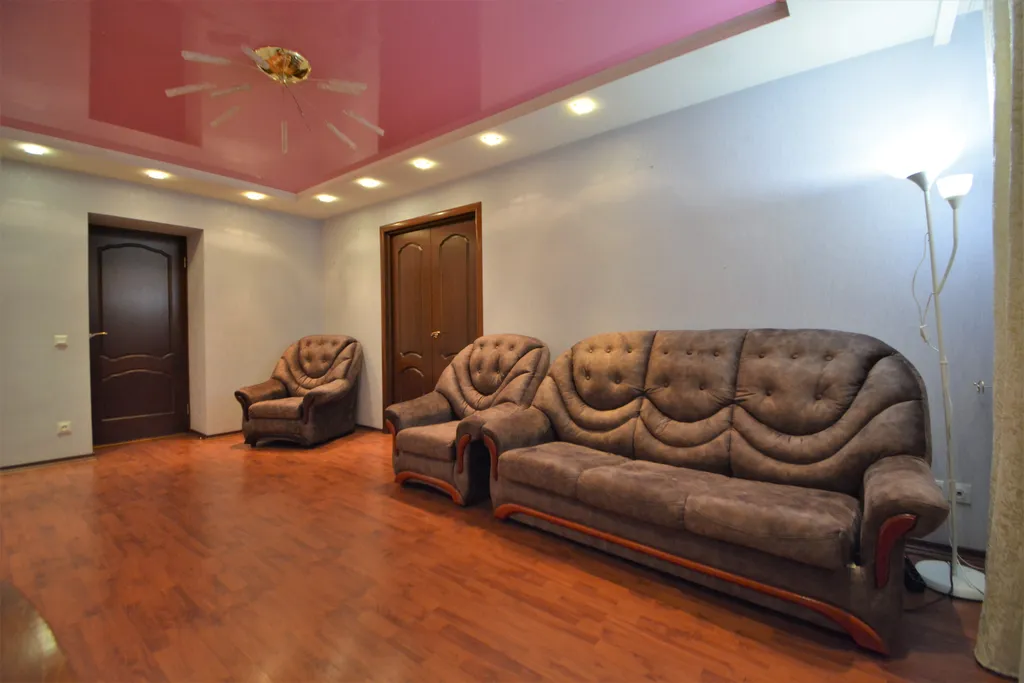 Трёхкомнатная квартира с раздельными комнатами двумя уборными и лифтом