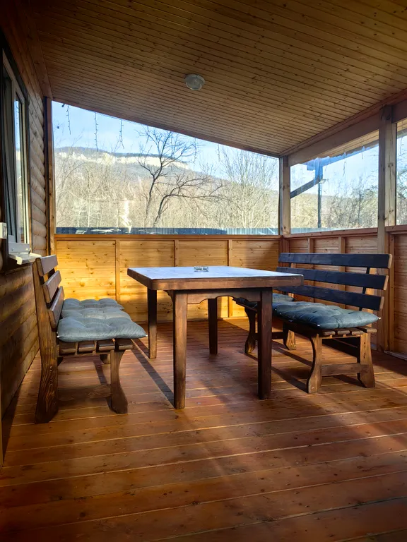 Уютный деревянный домик с видом на реку