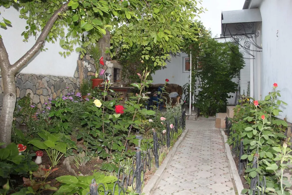 Частный дом с отдельным  двором