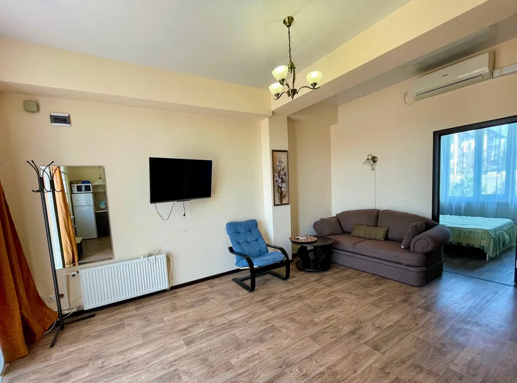 Апартамент с террасой и бассейном