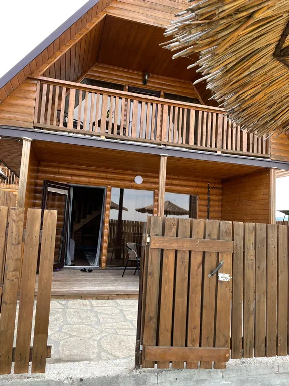 Домик на берегу моря на первой линии