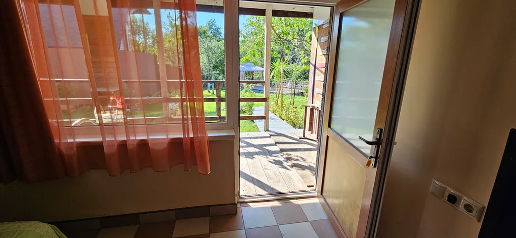 Номер рядом с лесом