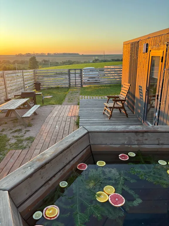 Уютный Сканди домик с видом на холмы, Баня с чаном